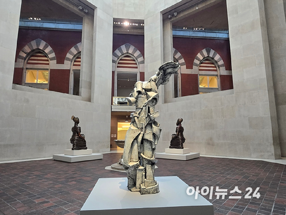 미국 뉴욕 메트로폴리탄 미술관 '파사드'(건물 정문 외벽)에서 진행 중인 제네시스와 메트로폴리탄 미술관의 파트너십 전시 '더 제네시스 파사드 커미션: 리우 웨이, Speculation' [사진=최란 기자]