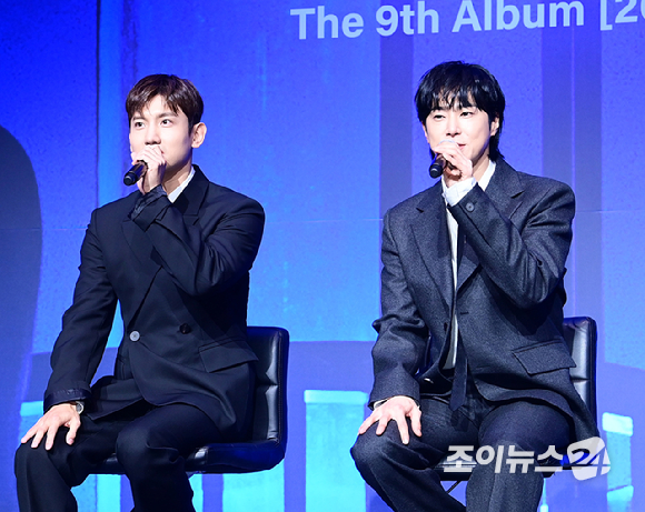 '데뷔 20주년'을 맞은 그룹 동방신기(TVXQ!)가 26일 오후 서울 영등포구 콘래드 서울에서 열린 아홉 번째 정규앨범 '20&2' 발매 기념 기자간담회에 참석하고 있다. [사진=정소희 기자]