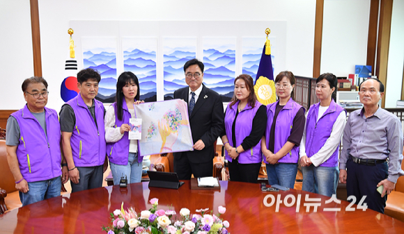 우원식 국회의장이 15일 오후 서울 여의도 국회에서 10.29이태원참사 유가족 면담에 앞서 기념촬영을 하고 있다. [사진=곽영래 기자]