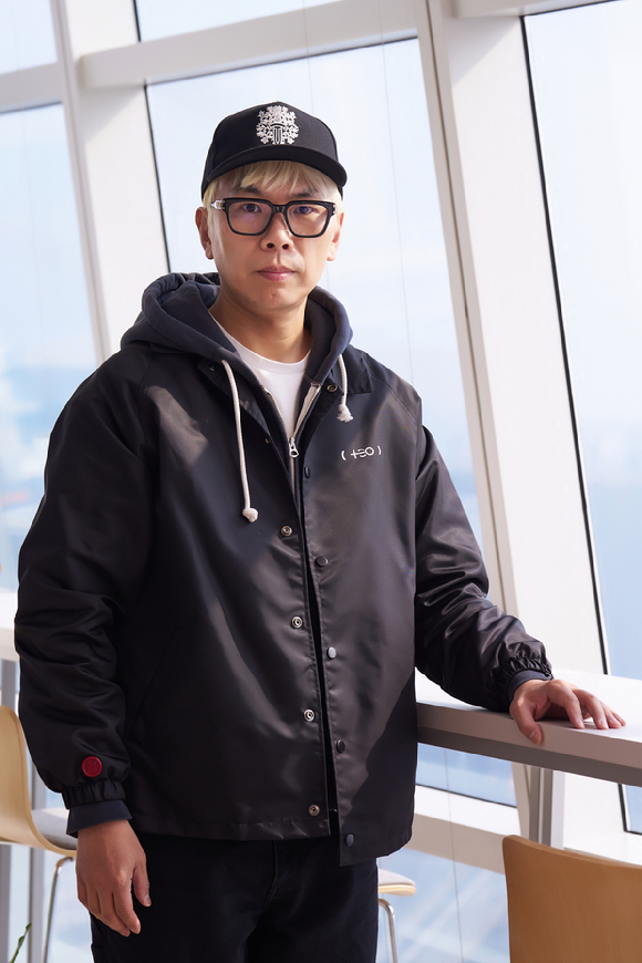 '마니또 클럽'을 연출한 김태호 PD가 인터뷰에 앞서 사진 촬영을 하고 있다. [사진=MBC]