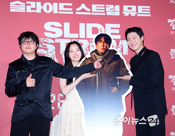 배우 우즈(조승연)가 20일 서울 용산구 CGV 아이파크몰에서 진행된 영화 '슬라이드 스트럼 뮤트'(감독 박세영) 언론시사회에 참석해 저스틴 민 등신대와 포토타임을 갖고 있다. [사진=정소희 기자]