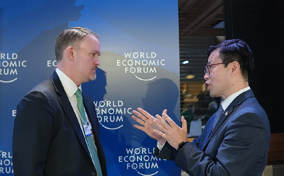 여한구 산업통상부 통상교섭본부장이 22일(현지시간) 스위스 다보스에서 그리어 미국 무역대표부(USTR) 대표와 면담하고 있다. [사진=연합뉴스]