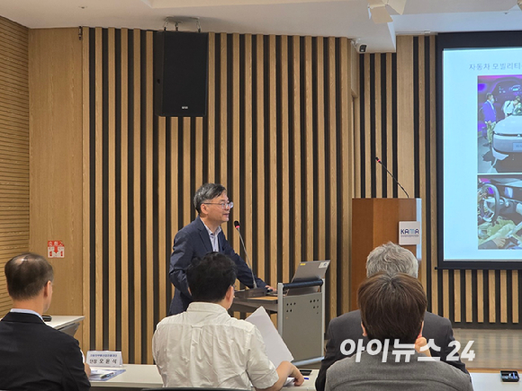 자동차모빌리티산업연합회(KAIA)가 24일 서울 서초구 자동차회관에서 '신정부에 바라는 자동차산업 정책과제'를 주제로 개최한 제42회 자동차모빌리티산업포럼에서 참석자들이 토론을 하고 있다. [사진=김종성 기자]
