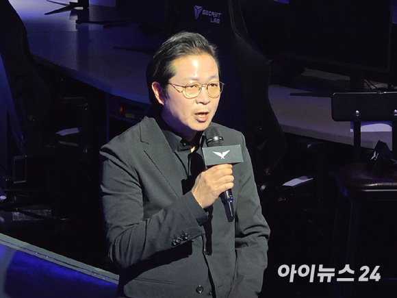 26일 서울 종로구 치지직 롤파크에서 열린 '2026 LCK 미디어데이'에서 LCK 선수와 코치진들이 기념촬영을 하고 있다. [사진=박정민 기자]