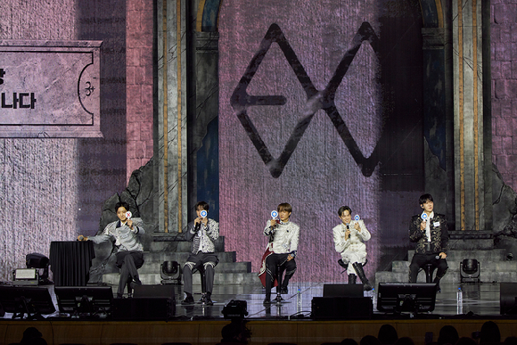 엑소가 서울 경희대학교 평화의전당에서 열린 정규 8집 &lsquo;REVERXE&rsquo;(리버스) 발매 기념 쇼케이스에서 무대를 선보이고 있다. [사진=SM엔터테인먼트]