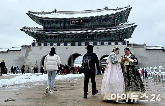 외국인 여행객에 눈 내린 경복궁에서 사진을 찍고 있다. [사진=아이뉴스24포토DB]