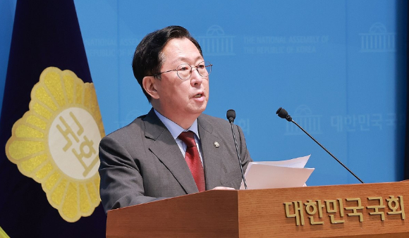 국회 국방위원인 국민의힘 유용원 의원이 7일 국회 소통관에서 '정치적 목적으로 추진되는 이재명 정부의 국군사관학교 설립 추진 규탄 및 각 군 전문성을 기반으로 한 장교 양성체계 마련 촉구 결의안' 발의 기자회견을 하고 있다. [사진=연합뉴스]