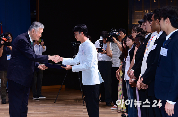 이중근 부영그룹 회장 겸 우정교육문화재단 이사장이 26일 서울 중구 대한상공회의소 국제회의장에서 열린 '2026년 제2학기 장학금 수여식'에 참석해 장학생 대표 카자흐스탄 아이가늠 자리너바와 인사를 나누고 있다. [사진=정소희 기자]