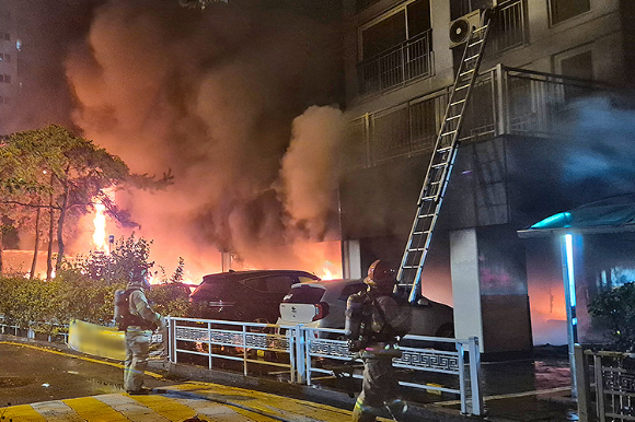지난달 17일 오후 9시 10분께 경기도 광명시 소하동의 한 아파트 주차장에서 불이 나 소방대원들이 진화 작업을 하고 있다. [사진=독자 제공, 연합뉴스]