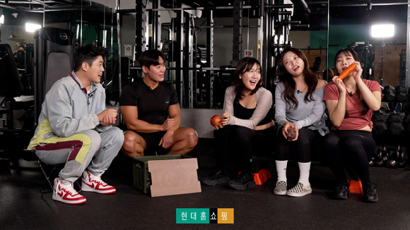 GS샵 로보락 숏픽 콘텐츠와 TV홈쇼핑 방송 장면. [사진=GS샵 현대홈쇼핑]