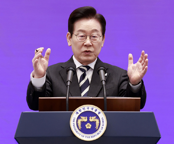 이재명 대통령이 3일 청와대 영빈관에서 열린 '새롭게 선 민주주의, 그 1년' 외신 기자회견에서 발언하고 있다. 2025.12.3 [대통령실통신사진기자단] [사진=연합뉴스]