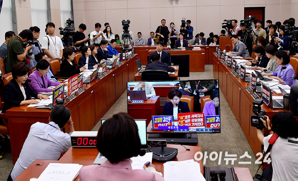 조은희 여성가족위원회 국민의힘 간사를 비롯한 위원들이 14일 서울 여의도 국회에서 열린 강선우 여성가족부 장관 후보자에 대한 인사청문회에서 강 후보자를 규탄하는 손팻말을 들고 있다. [사진=곽영래 기자]