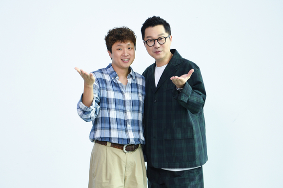 지상렬 윤의준PD가 18일 SBS 파워&middot;러브FM 새 프로그램 론칭 기자간담회에서 포즈를 취하고 있다. [사진=SBS]