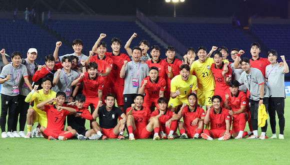 21일 중국 진화 스포츠 스타디움에서 열린 2022 항저우 아시안게임 남자축구 조별리그 E조 2차전 한국 대 태국 경기, 태국을 4대0으로 꺾은 한국 선수 및 코치진이 기념촬영을 하고 있다. 2023.09.21. [사진=뉴시스]