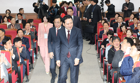 31일 서울 강남구 SETEC 컨벤션센터에서 열린 국민의힘 서울시당 당협위원장 및 선출직 공직자 워크숍에 장동혁 대표, 송언석 원내대표 등이 입장하고 있다. [사진=연합뉴스]