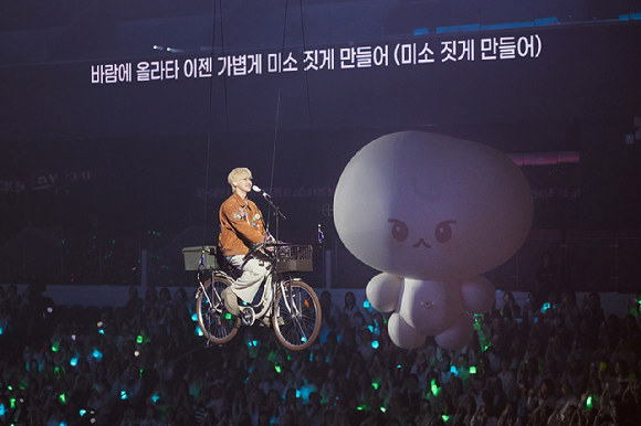 NCT 도영이 인천 인스파이어 아레나에서 열린 단독콘서트'2025 DOYOUNG ENCORE CONCERT [ Yours ]'에서 무대를 선보이고 있다. [사진=SM엔터테인먼트]