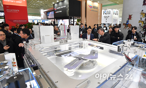 11일 서울 강남구 코엑스에서 열린 세미콘 코리아 2026에서 관람객들이 부스를 둘러보고 있다. [사진=곽영래 기자]