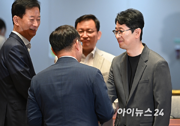 주진우 국민의힘 의원이 23일 오전 국회에서 열린 의원총회에서 동료 의원들과 인사를 하고 있다. [사진=곽영래 기자]