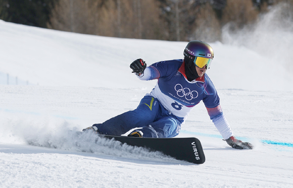 8일(현지시간) 이탈리아 리비뇨 스노파크에서 열린 2026 밀라노-코르티나담페초 동계올림픽 스노보드 남자 평행 대회전 결승 시상식에서 은메달을 따낸 김상겸이 메달을 들어보이고 있다. [사진=연합뉴스]