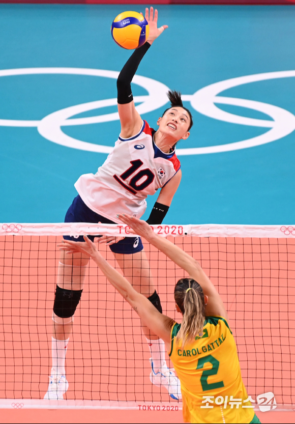 6일 오후 일본 도쿄 아리아케 아레나에서 열린 2020 도쿄올림픽 여자 배구 준결승 대한민국 대 브라질의 경기가 진행됐다. 한국 김연경이 스파이크를 하고 있다.