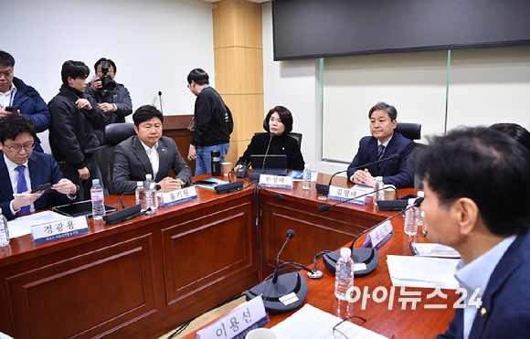 한정애 더불어민주당 정책위의장이 3일 서울 여의도 국회 의원회관에서 열린 이란사태 관련 당&middot;정간담회에서 발언하고 있다. [사진=곽영래 기자]