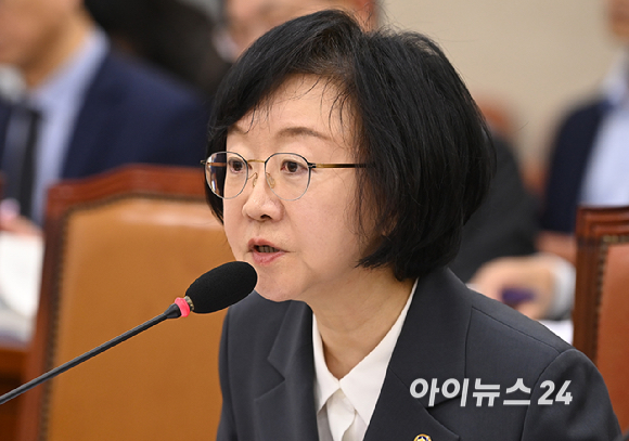 오유경 식품의약품안전처장이 21일 서울 여의도 국회에서 열린 국회 보건복지의원회의 식품의약품안전처 등에 대한 국정감사에서 질의에 답변하고 있다. [사진=곽영래 기자]