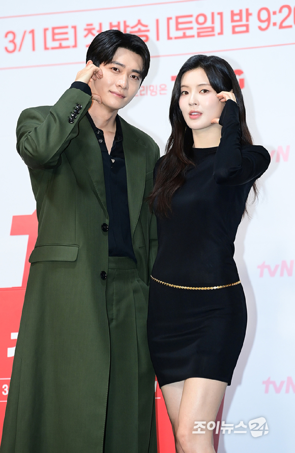 배우 강태오와 이선빈이 27일 오후 서울 구로구 라마다 신도림에서 열린 tvN 새 토일드라마 '감자연구소' 제작발표회에 참석하고 있다. [사진=정소희 기자]