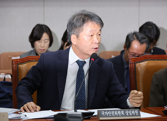 윤석열 대통령이 지난 6일 서울 종로구 헌법재판소 대심판정에서 열린 탄핵 심판 6차 변론에 출석하고 있다. [사진=사진공동취재단]