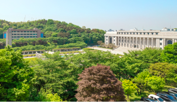 90대 할머니가 어려운 학생들을 위해 거금을 흔쾌히 기부했다. 사진은 경희대를 찾아 현금 5000만원을 전달 중인 A씨. [사진=경희대]