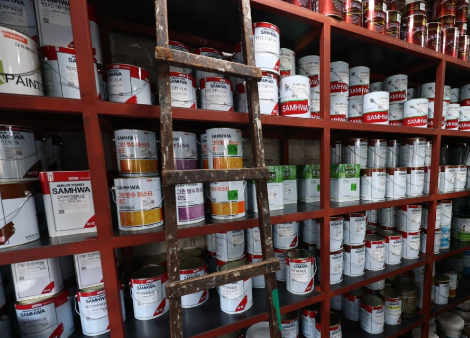 서울 한 시장의 페인트 가게 창고. [사진=연합뉴스]