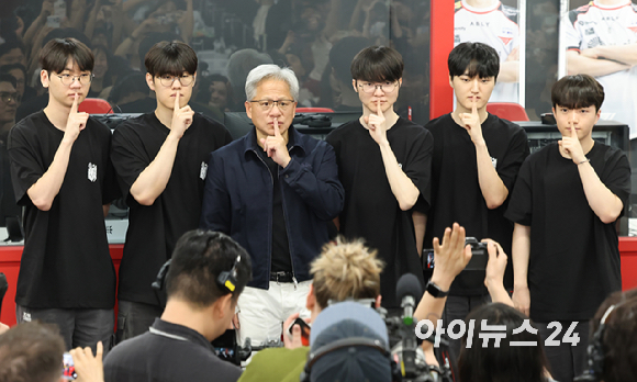 최태원 SK그룹 회장(왼쪽)과 젠슨 황 엔비디아 최고경영자(CEO)가 5일 서울 마포구 홍대 삼겹살집 '형님저요' 앞에서 SK하이닉스 HBM(고대역폭메모리) 과자칩을 들고 시민들과 소통하고 있다. [사진=정유림 기자]