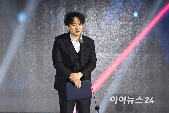 스타트업 기업상을 수상한 도비캔버스 이재훈 대표가 12일 오후 부산 해운대구 벡스코에서 열린 '2025 대한민국 게임대상'에서 소감을 전하고 있다. [사진=곽영래 기자]