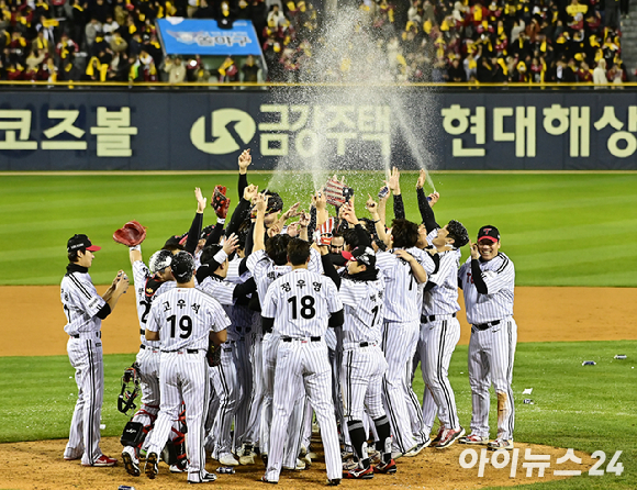 KBO는 30일 2024시즌 보류선수 명단을 공시했다. 사진은 올 시즌 한국시리즈에서 우승을 차지한 LG 트윈스 선수들이 지난 13일 열린 한국시리즈 5차전에서 승리를 거둔 뒤 우승 확정 세리머니를 하고 있는 장면. [사진=곽영래 기자]