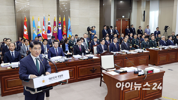 김용현 국방부 장관이 8일 서울 용산구 국방부에서 열린 국정감사에서 업무보고를 하고 있다. [사진=국회사진취재단]