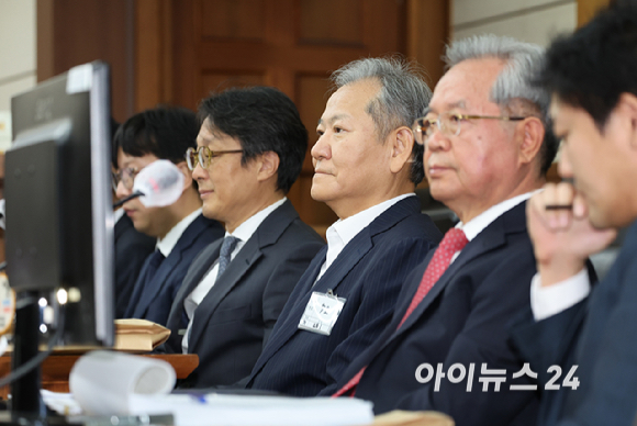 12·3 비상계엄 관련 언론사 단전·단수를 지시한 혐의로 구속기소 된 이상민 전 행정안전부 장관이 17일 오전 서울 서초구 서울중앙지방법원에서 열린 첫 공판에 출석하고 있다. [사진=사진공동취재단]