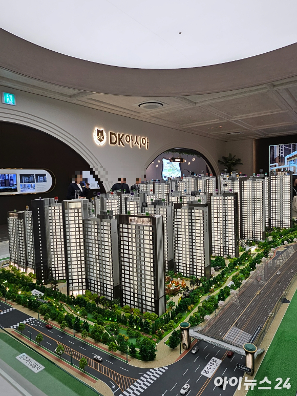 '왕길역 로열파크씨티 푸르지오'의 모형도. [사진=안다솜 기자]