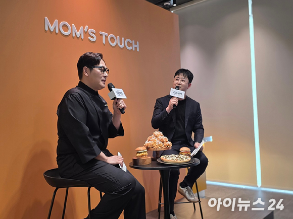 웹툰 작가 겸 방송인 김풍이 지난달 31일 서울 명동 맘스터치 R&D(연구개발)센터에서 열린 '김풍 야매 컬렉션 시식회'에서 신제품을 소개하고 있다. [사진=전다윗 기자]