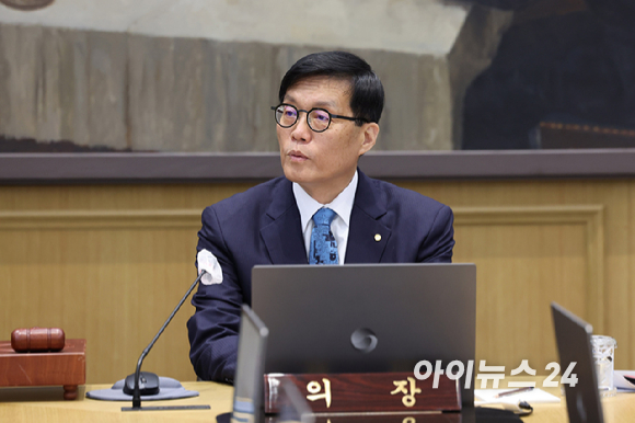 이창용 한국은행 총재가 17일 서울 중구 한국은행에서 열린 금융통화위원회 통화정책방향 회의를 주재하고 있다. [사진=사진공동취재단]
