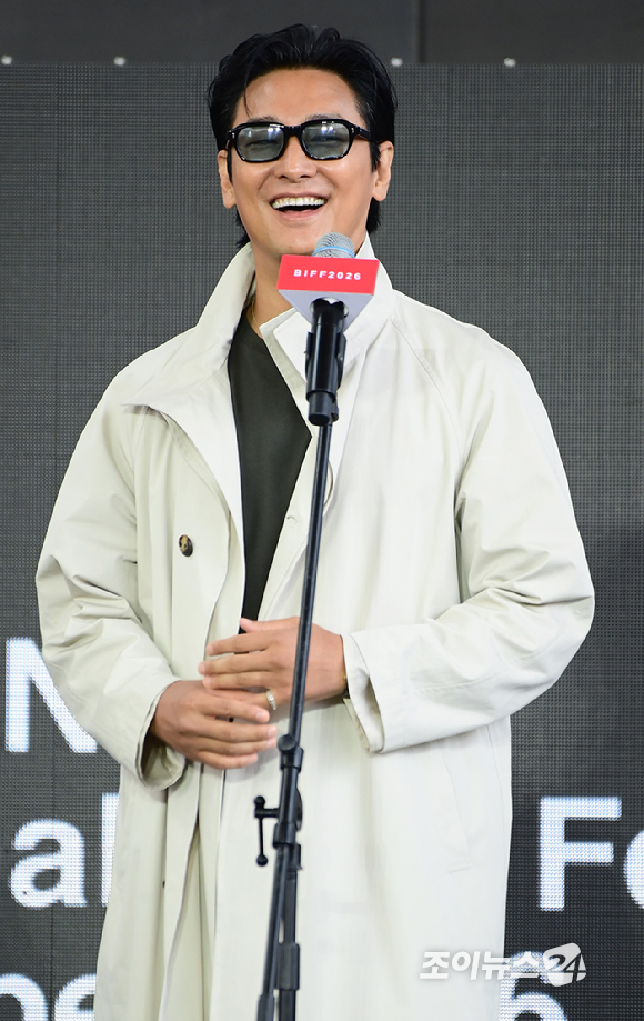 배우 주지훈이 10일 부산 해운대구 영화의전당에서 열린 제31회 부산국제영화제 '재혼 황후' 야외 무대인사에 참석하고 있다. [사진=정소희 기자]