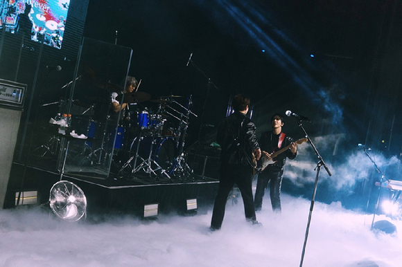 씨엔블루 정용화가 2026 CNBLUE LIVE WORLD TOUR '3LOGY' IN OCEANIA(2026 씨엔블루 라이브 월드 투어 '쓰릴로지' 인 오세아니아) 공연에서 팬들을 만나고 있다. [사진=FNC엔터테인먼트]