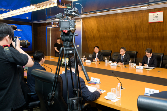23일 서울 중구 SK T타워에서 열린 배경훈 부총리-이동통신 3사 최고경영자(CE0) 간담회에서 주요 참석자들이 기념사진을 촬영하고 있다. 사진은 왼쪽부터 박윤영 KT 대표, 홍범식 LG유플러스 대표, 배경훈 부총리 겸 과학기술정보통신부 장관, 정재헌 SK텔레콤 대표. [사진=과기정통부]