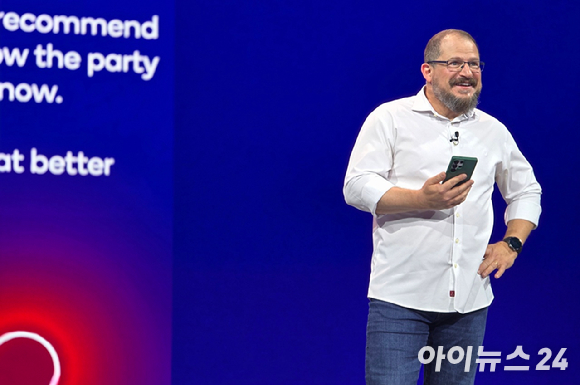 크리스티아노 아몬 퀄컴 최고경영자(CEO)가 23일 오후(현지시간) 하와이 마우이에 위치한 햐앗트 리젠시 마우이 리조트&스파에서 열린 스냅드래곤 서밋 2025에서 기조연설을 진행하고 있다. [사진=공동취재단]