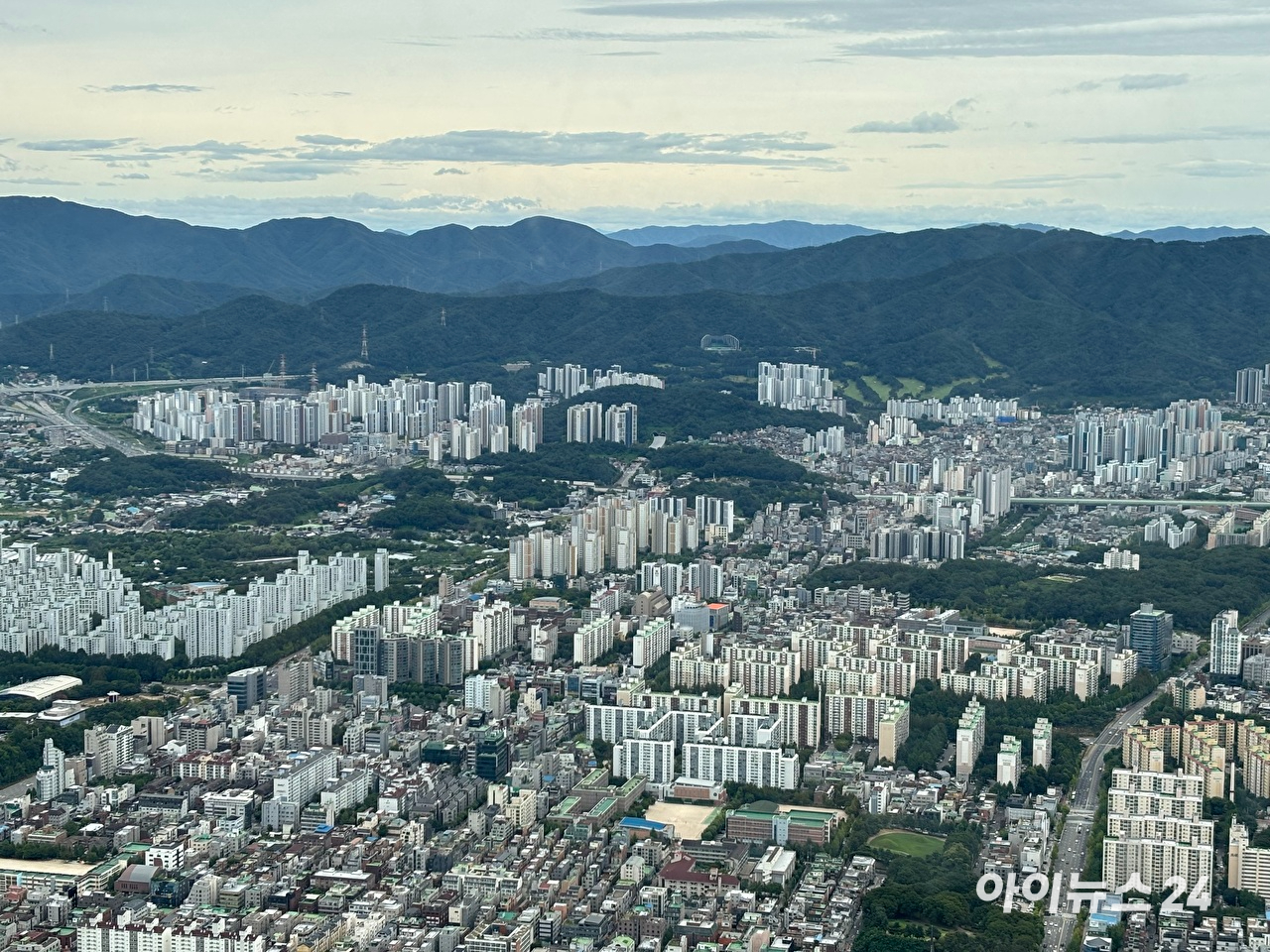 서울 아파트 단지 전경. 정부는 13일 신규 공공택지와 도심 정비사업, 민간 공급 지원 등을 통해 수도권에 23만가구+&alpha;의 주택을 추가 공급하고 기존 사업의 착공 시기도 앞당기겠다고 밝혔다. [사진=김민지 기자]