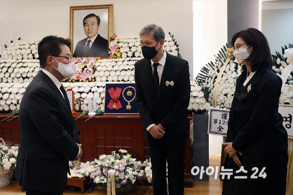 박지원 국가정보원장이 29일 서울 종로구 서울대병원 장례식장에서 마련된 故 노태우 전 대통령 빈소에서 조문을 하고 있다.[사진=사진공동취재단]