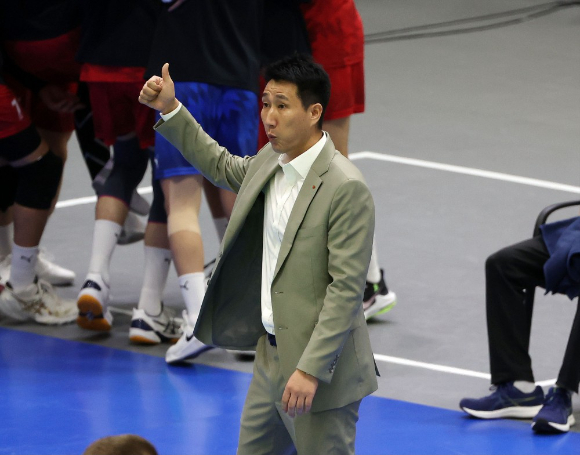 한국전력 타이스(왼쪽)가 2일 열린 KB손해보험과 홈 경기 도중 스파이크를 시도하고 있다. [사진=발리볼코리아닷컴]