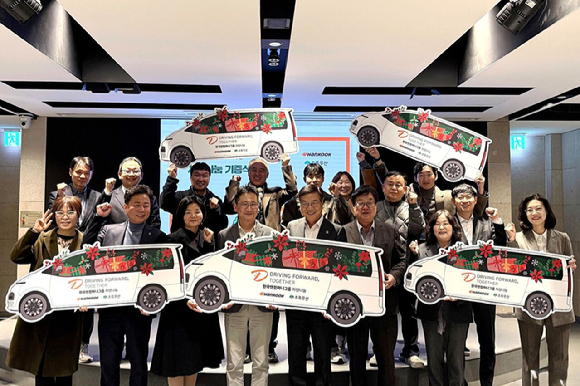 김준현 한국앤컴퍼니㈜ 경영총괄(가운데 좌측), 황영기 초록우산 회장(가운데 우측) 등 주요 관계자와 차량을 지원받은 사회복지시설 관계자들이 10일 한국앤컴퍼니그룹 판교 본사 '테크노플렉스'에서 열린 '2025 차량나눔 기증식'에서 기념촬영하고 있다. [사진=한국앤컴퍼니그룹]