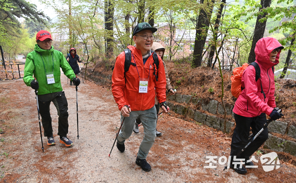 박상신 한국노르딕워킹협회장이 15일 오전 서울 강북구 북한산 우이령길에서 열린 '제7회 희망찾기 등산·트레킹 교실'에서 등산을 하고 있다. [사진=김성진 기자]