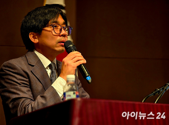 26일 오전 한국프레스센터에서 열린 한국방송학회 세미나에서 노창희 디지털산업정책연구소장이 '콘텐츠 산업 활성화와 문화강국 실현을 위한 정책 과제'를 주제로 발제하고 있다. [사진=안세준 기자]