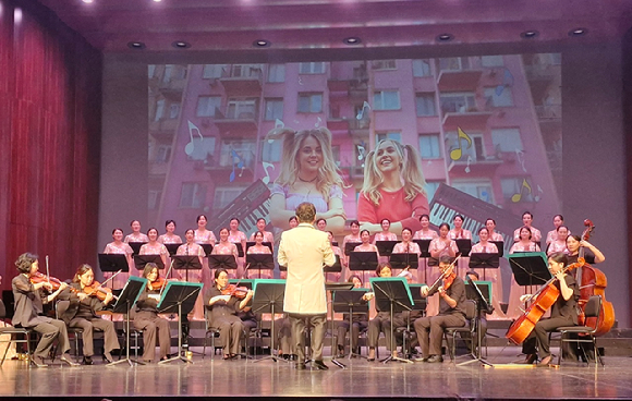 강동구립예술단이 2월 10일까지 신규단원과 국악관현악 팀장을 공개모집한다. 사진은 강동구립예술단 소속 여성합창단이 공연 중인 모습. [사진=강동구]