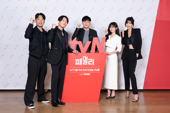 배우 김남희, 장혁, 장정도 PD, 배우 장나라, 채정안이 12일 온라인으로 진행된 tvN 새 월화드라마 '패밀리' 제작발표회에 참석해 포즈를 취하고 있다. [사진=tvN]